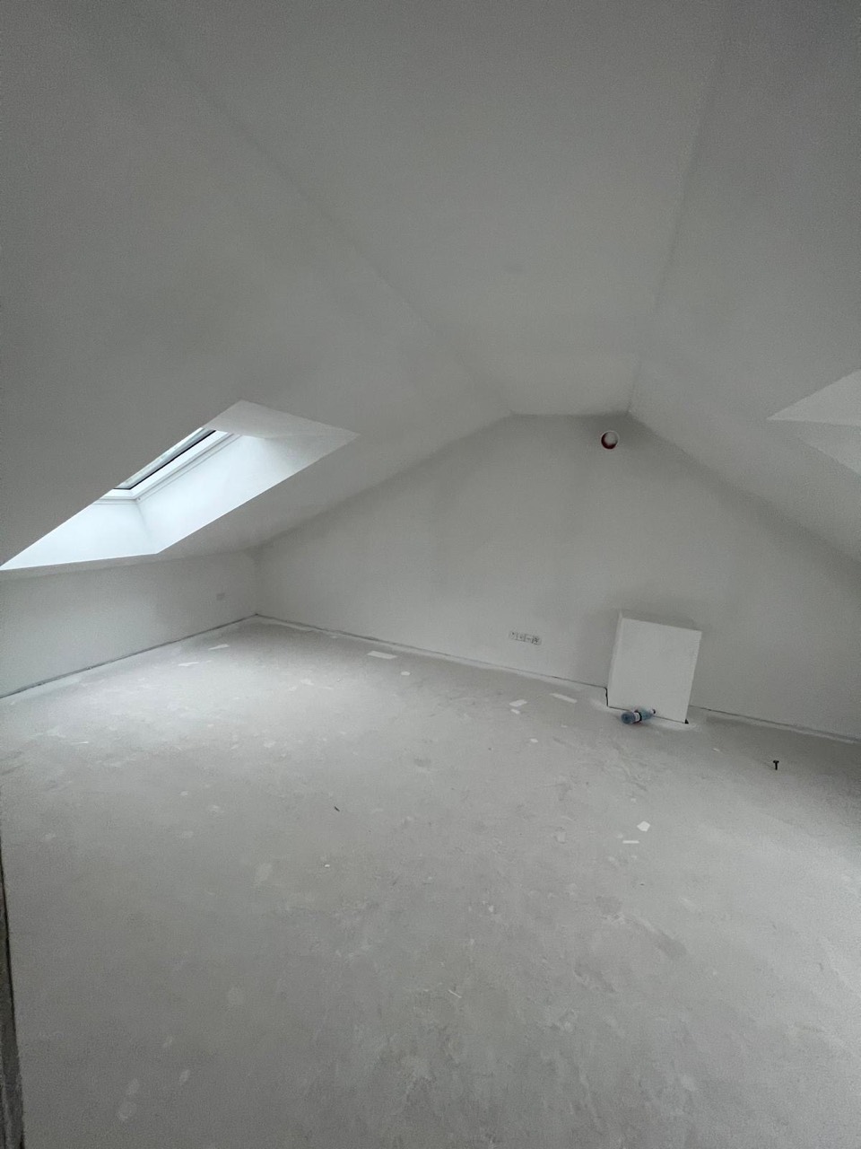 Helles Dachgeschoss mit glatt bearbeiteten Dachschrägen und Dachfenster